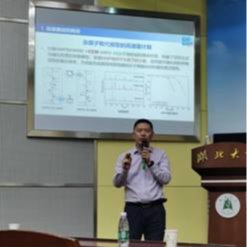图片包含 室内, 站, 女人, 桌子描述已自动生成
