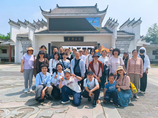 春风和煦，万象更新。为丰富职工文化生活，舒缓工作压力，4月18日，校医院工会组织全体职工前往孝感市金卉庄园与王新...