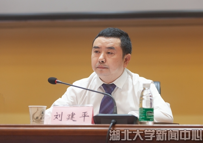 说明: http://hubei-university.com/__local/5/F3/CF/550565809BA8602B12C994AE484_745FFA94_28CAC.jpg