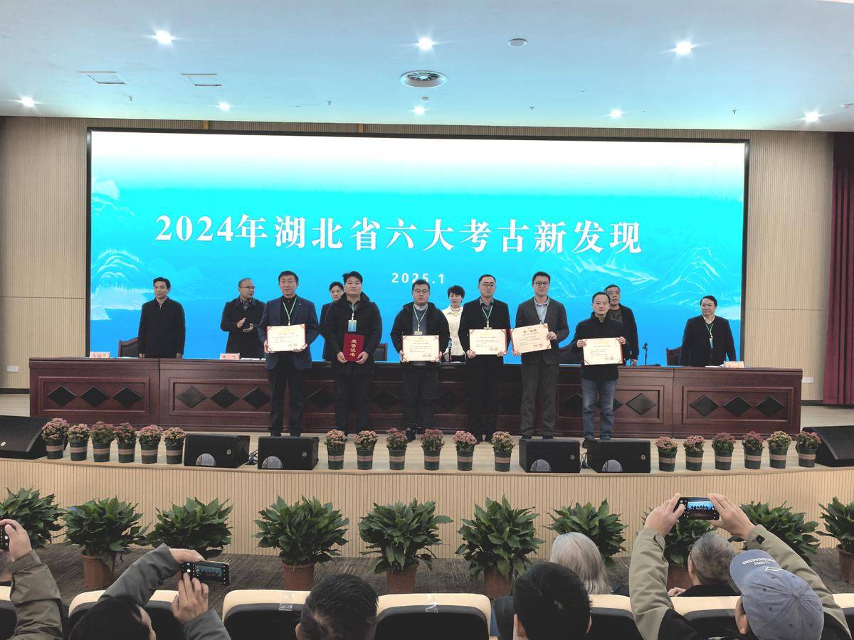 http://hubei-university.com/_s_/lswh/__local/9/28/1F/BCECE5F0D834B0559F4781C4FB1_5C1687CD_21A1E.jpg?e=.jpg