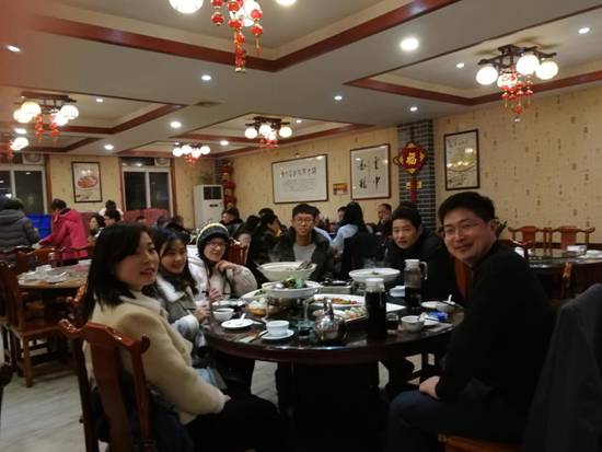 2018年1月31日，马克思主义学院党委副书记、班主任代表郭劲松老师与学院4名留校学生一起提前吃年饭