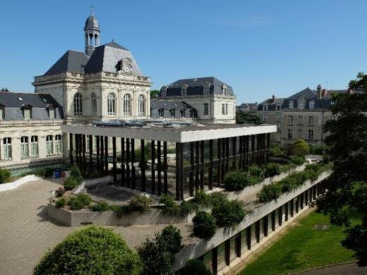 建筑前面有草地描述已自动生成