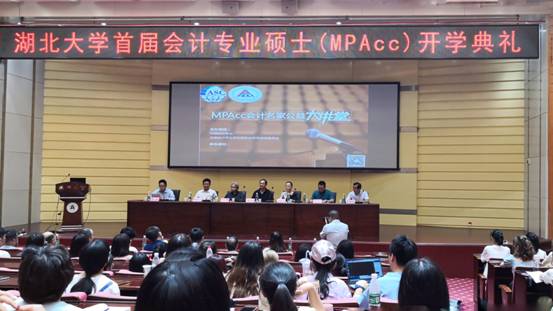 图片包含 人员, 室内, 建筑物, 墙壁描述已自动生成